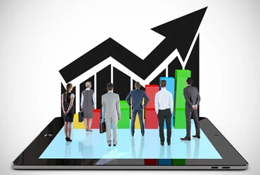 Imagen de una persona utilizando una computadora portátil y un celular, con gráficos que representan el posicionamiento en motores de búsqueda.