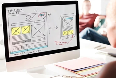 Imagen de una pantalla de ordenador con un sitio web y una mano señalando un botón.