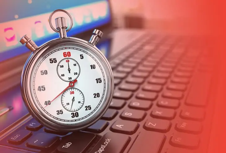 Imagen de un reloj y un sitio web en segundo plano